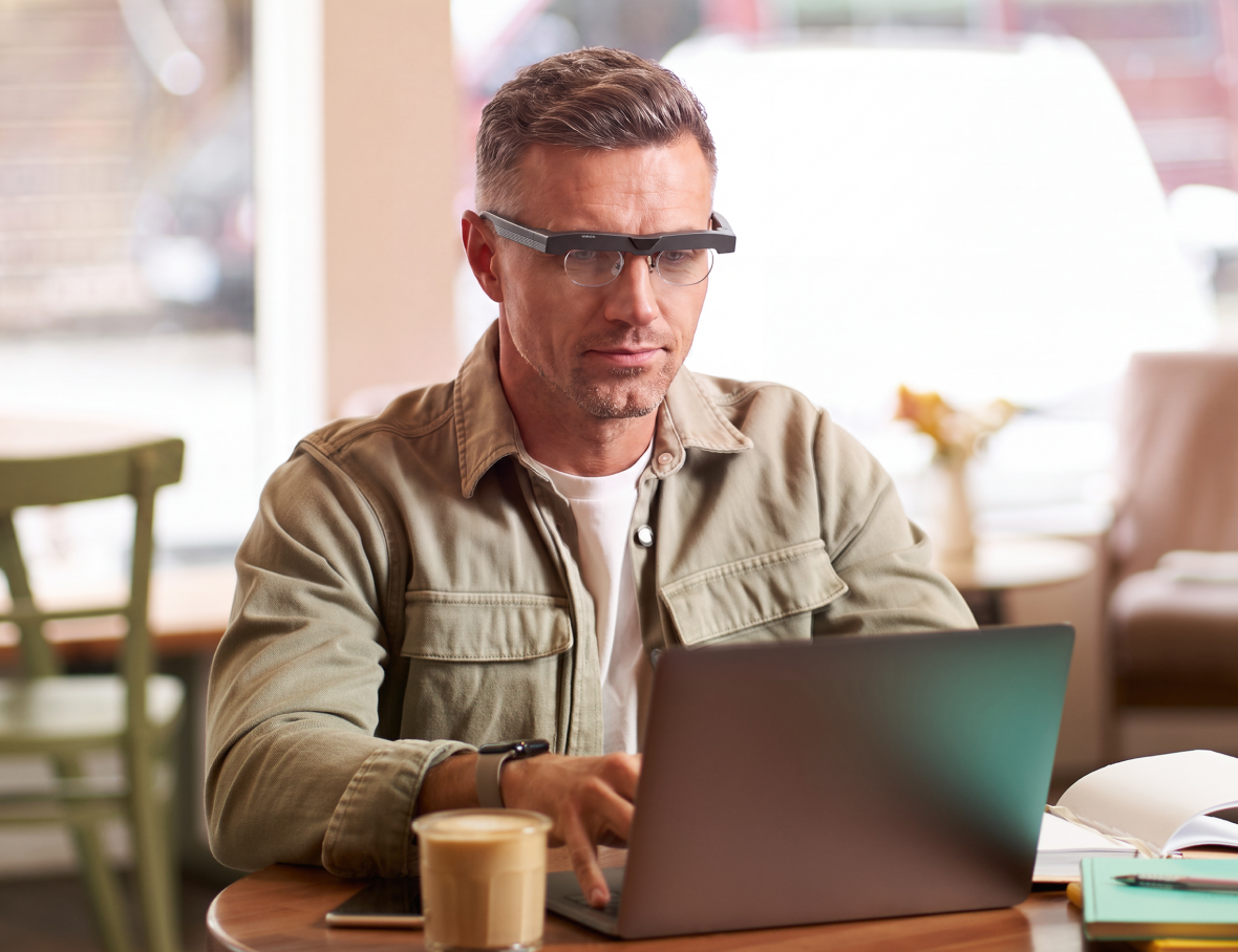 Working on a laptop with VIVIFoCAL